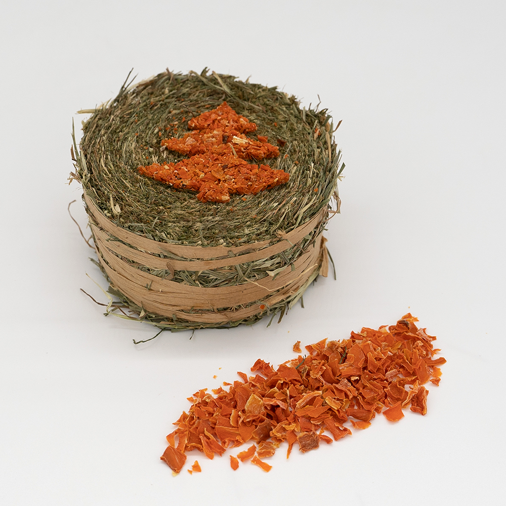 Gnave-snack af hø og gulerødder fra Naturhof Schröder  til kaniner, marsvin og gnavere